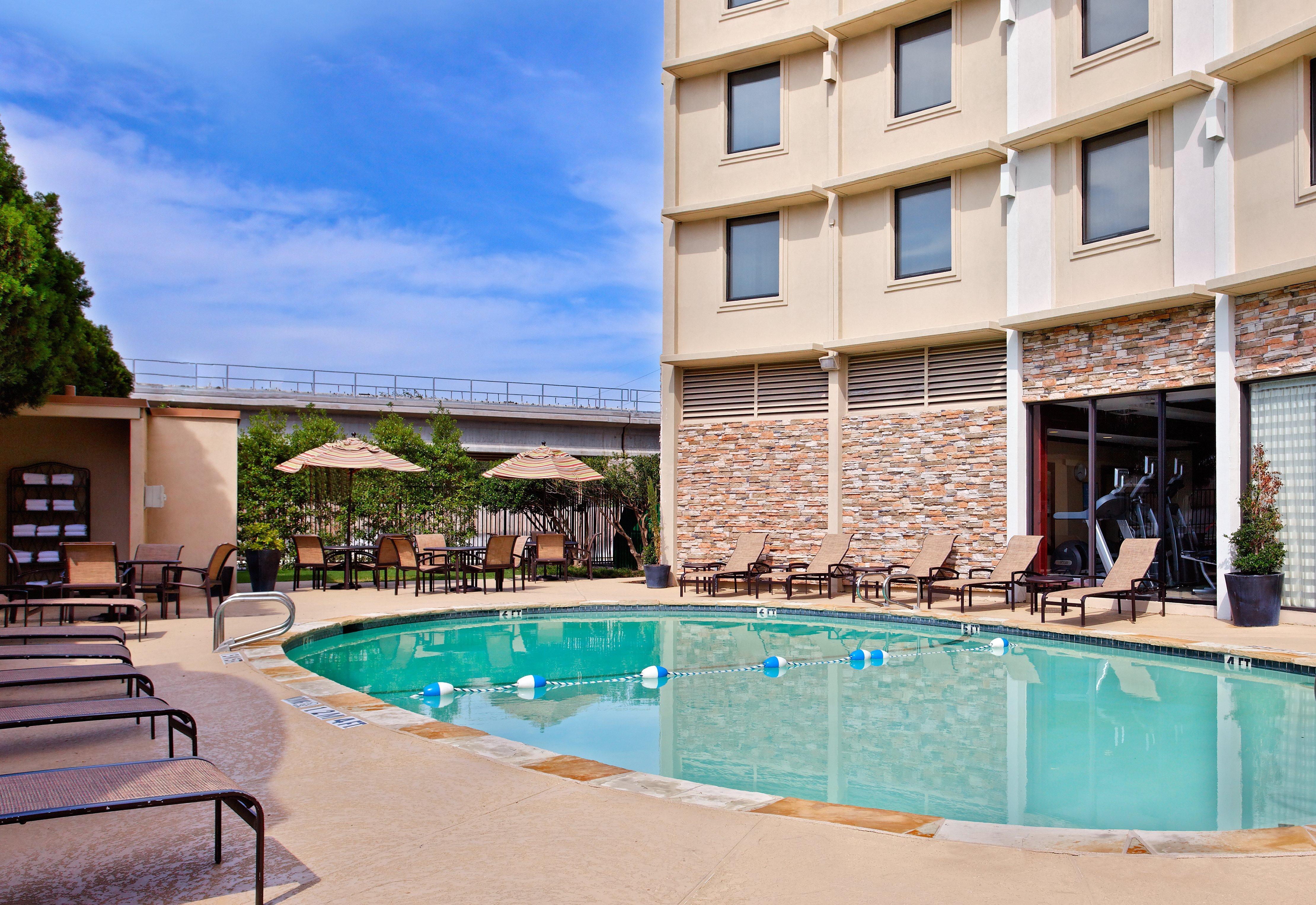 Holiday Inn Express Dallas Market Center By Ihg Exterior foto