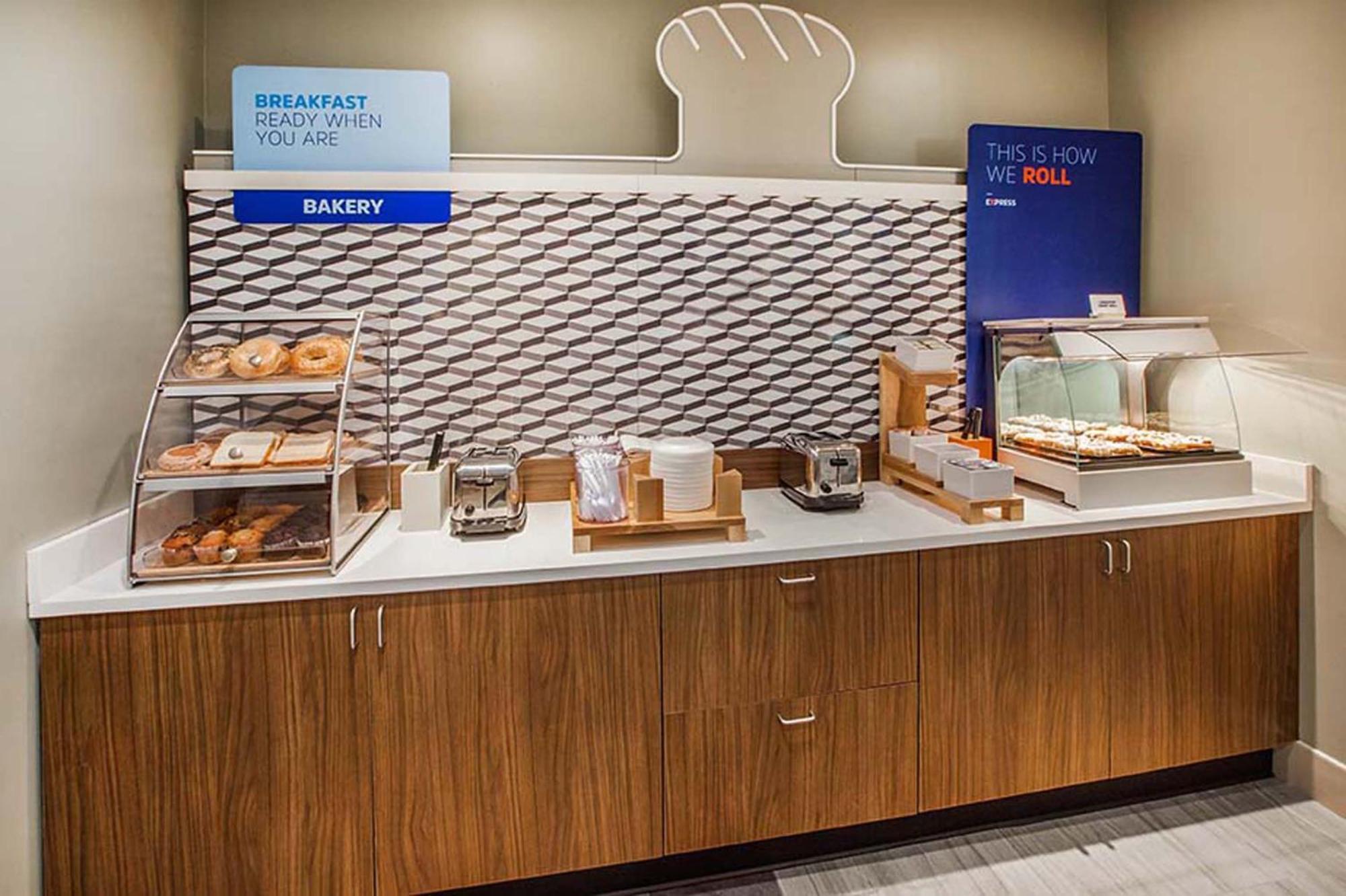 Holiday Inn Express Dallas Market Center By Ihg Exterior foto