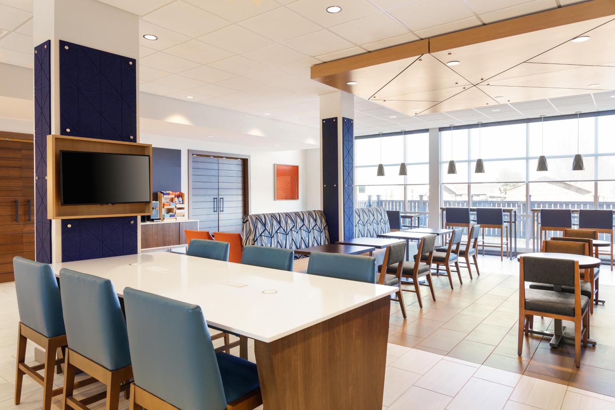 Holiday Inn Express Dallas Market Center By Ihg Exterior foto