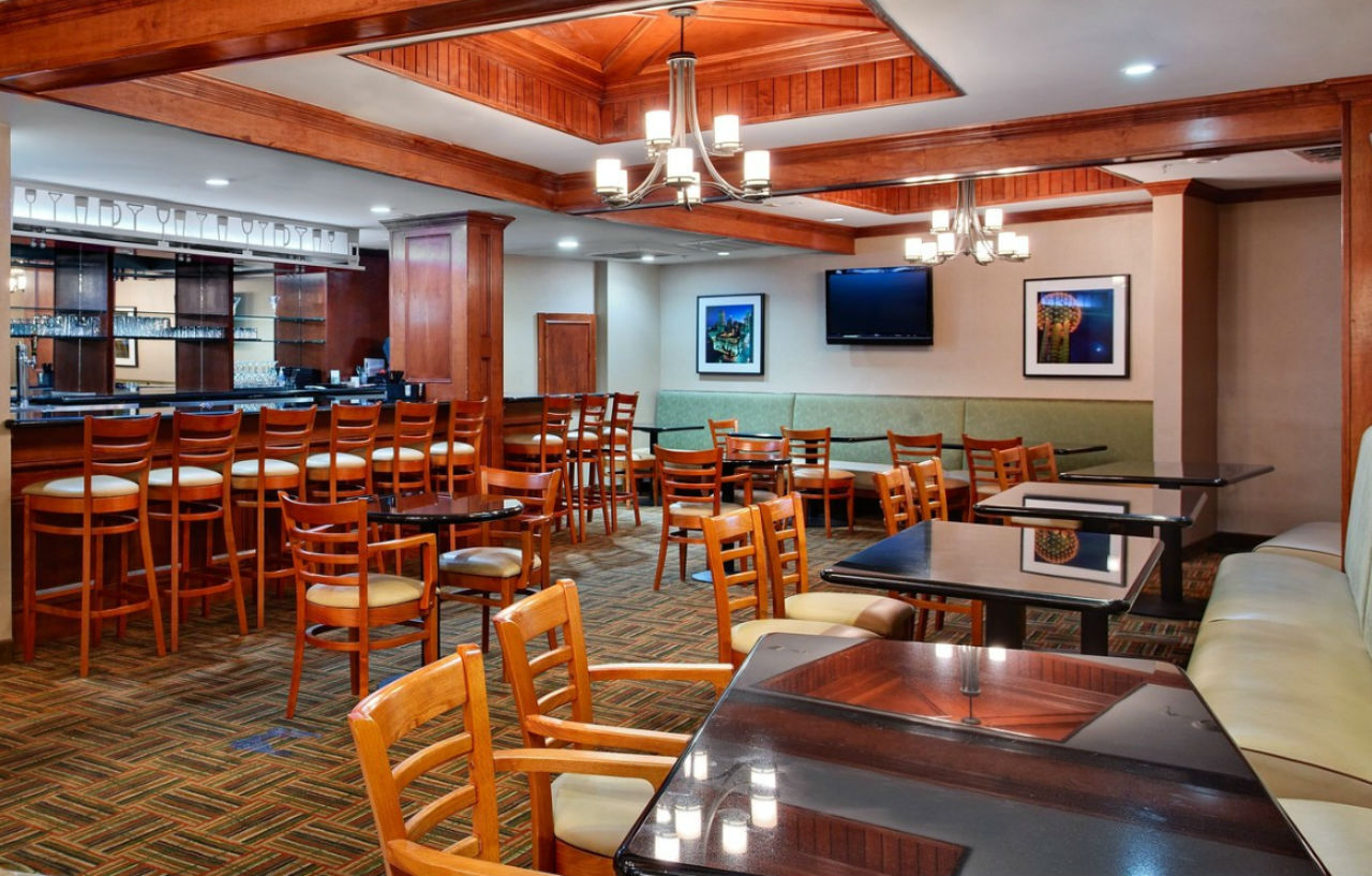 Holiday Inn Express Dallas Market Center By Ihg Exterior foto